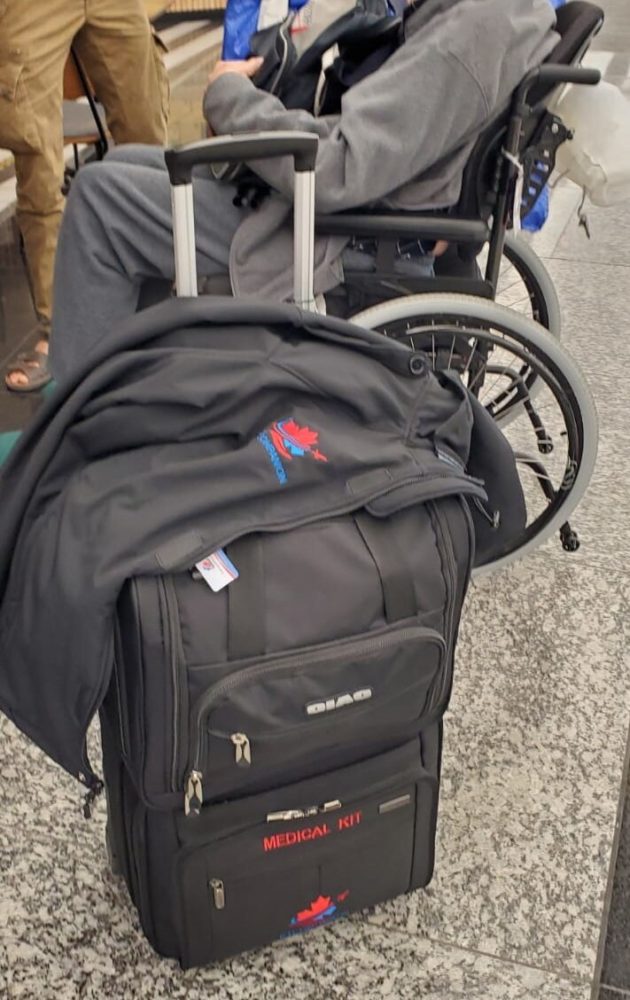 Medizinishche. Patient sitzt im Rollstuhl am Flughafen.