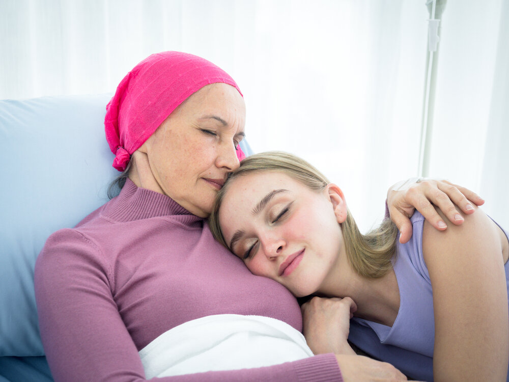 hôpitaux européens spécialisés dans le traitement des cancers. La fille a rendu visite et encouragé sa mère, une patiente atteinte de cancer.